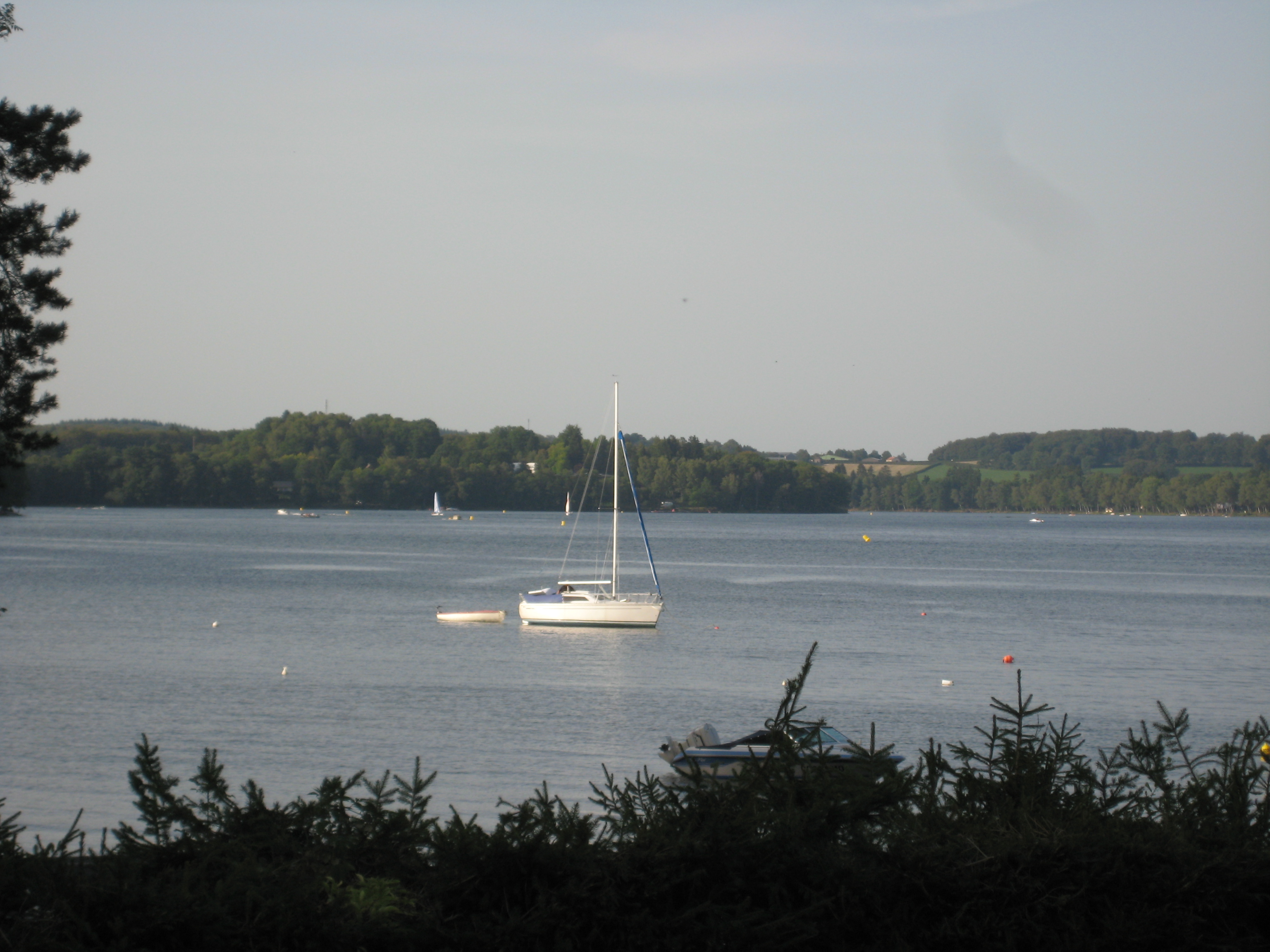 Rondvaartboten, waterfietsen, zeilboten etc. op het Lac des Settons 